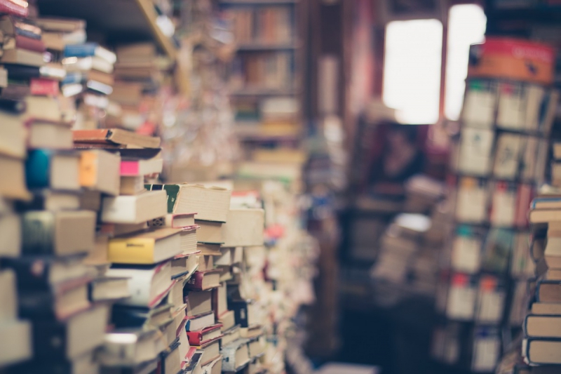 ecommerce-LA TRINITE-min_books_stack_book_store_stack_of_books_2nd_hand_retro_hipster_shop-829090
